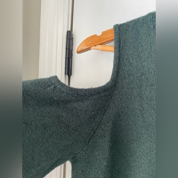 Loft Women’s Hunter Green Wide Sleeved Cold Shoulder Sweater Size M - Picture 2 of 5